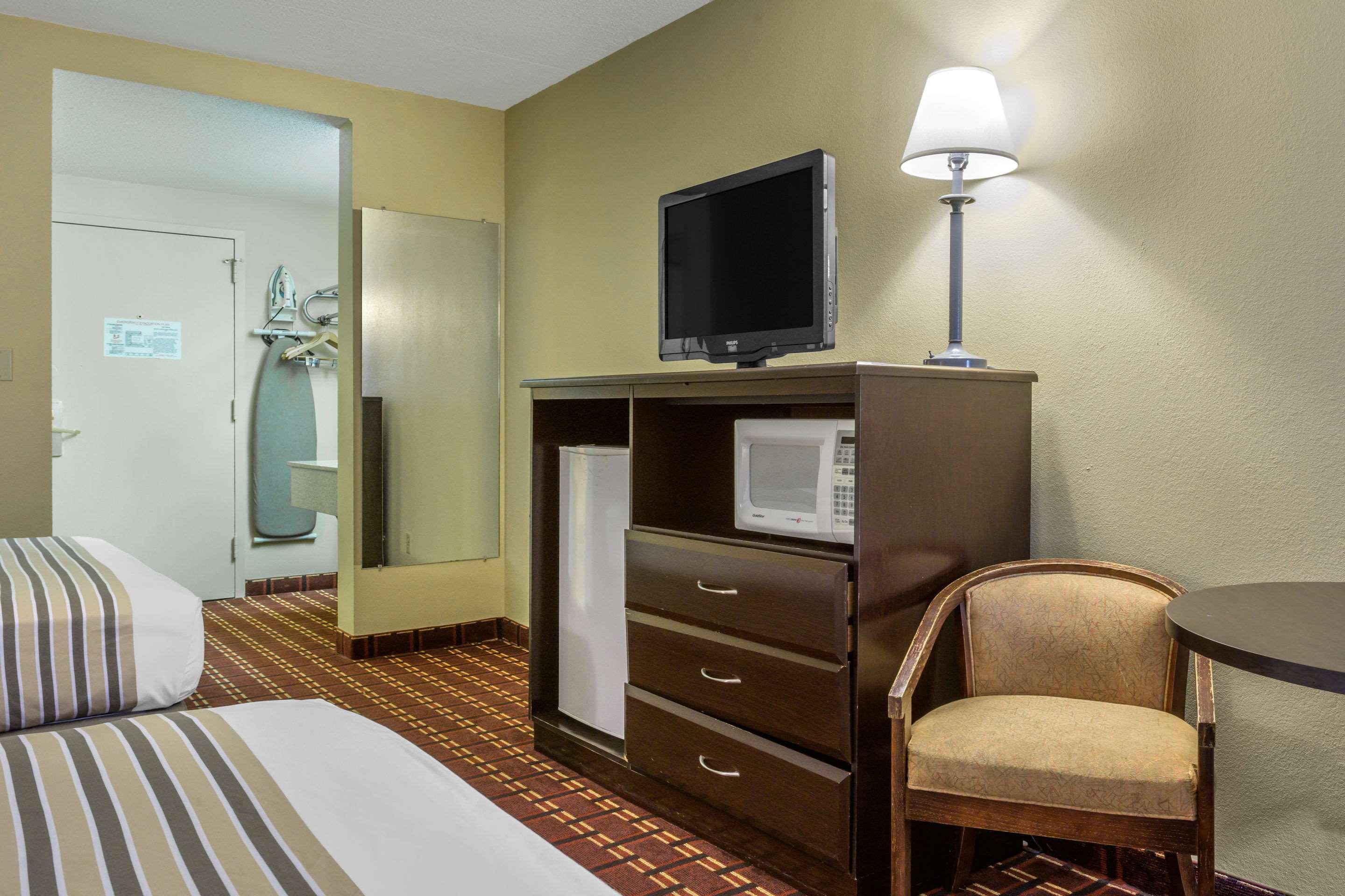 Econo Lodge Inn & Suites Triadelphia - Wheeling Luaran gambar