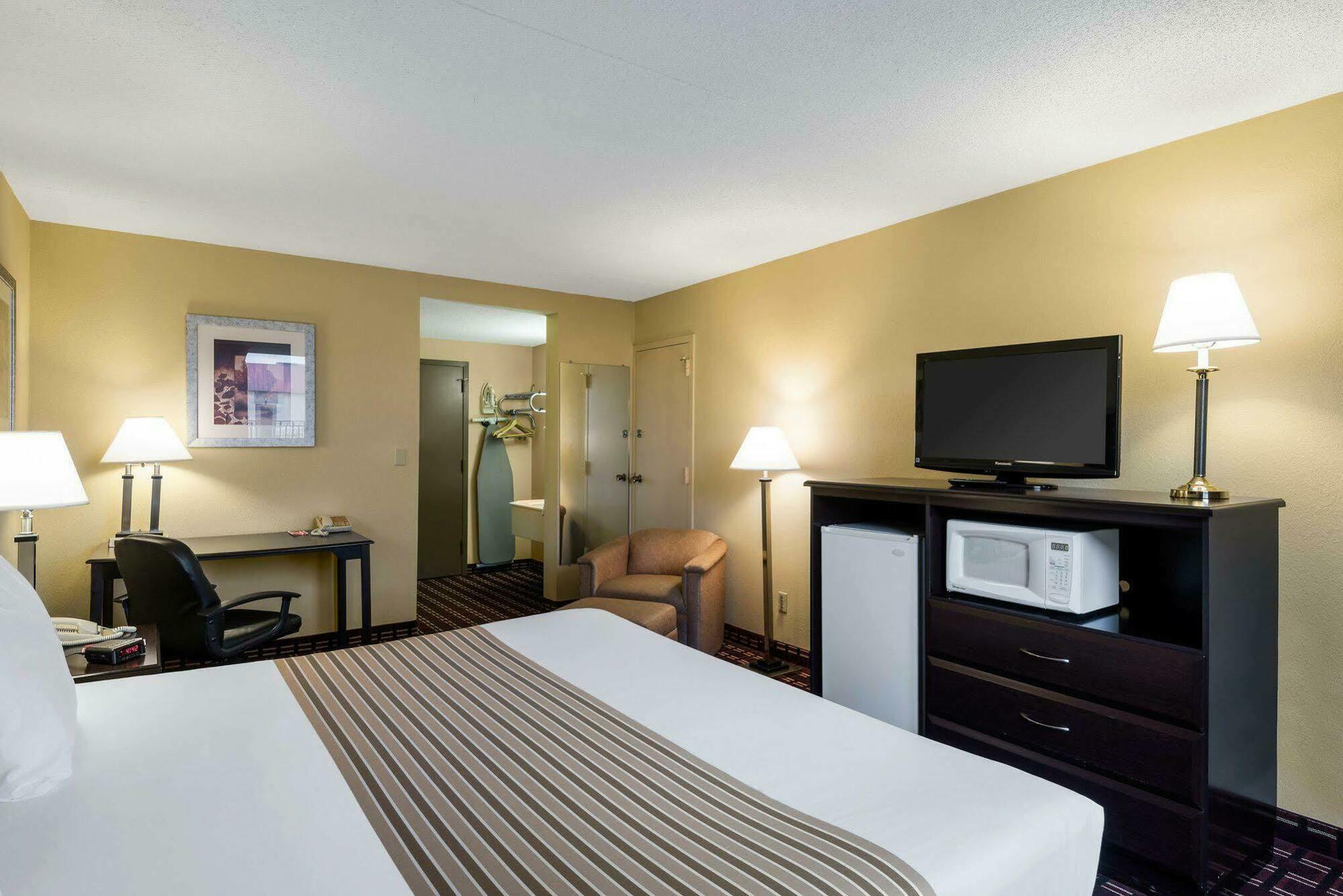 Econo Lodge Inn & Suites Triadelphia - Wheeling Luaran gambar