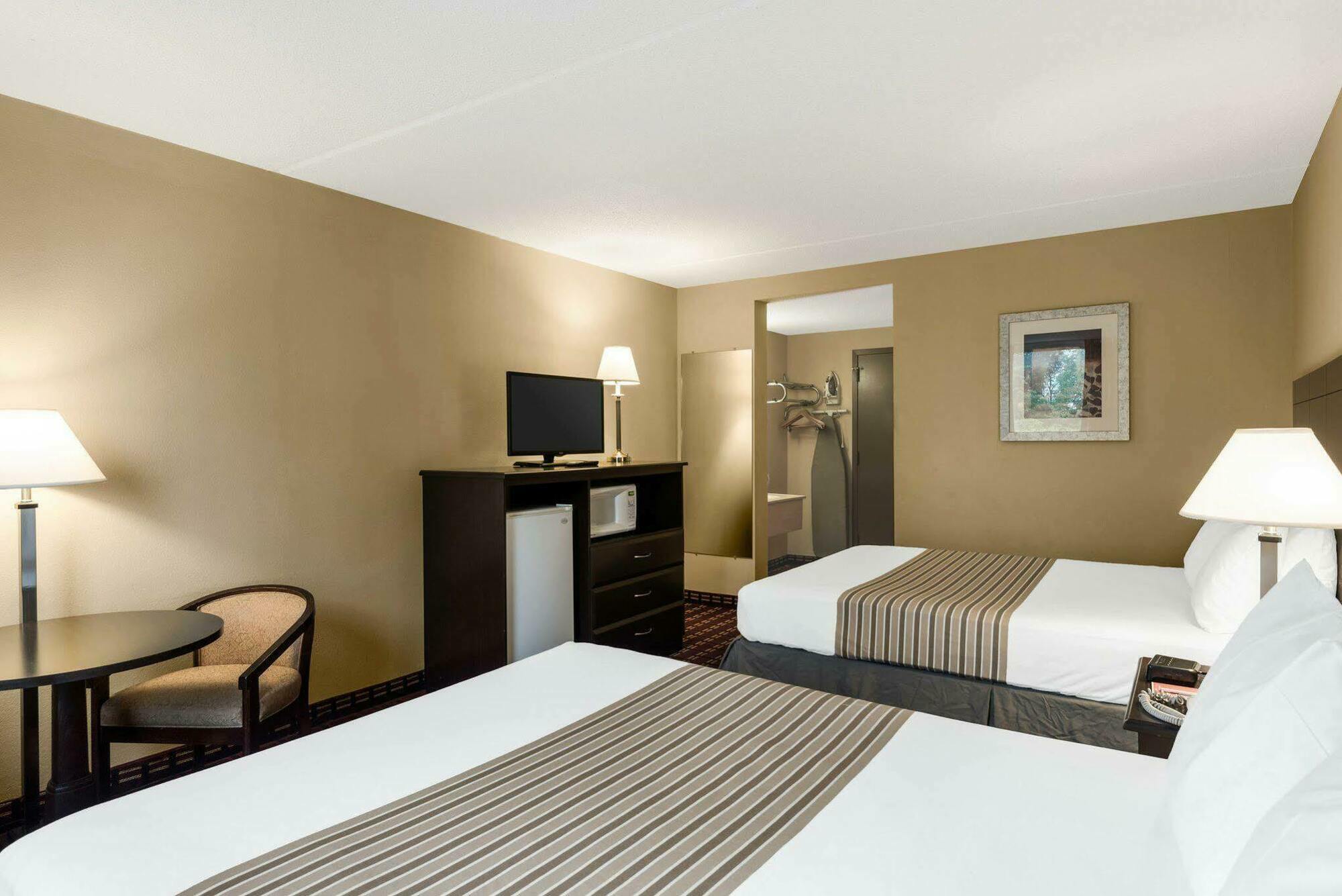 Econo Lodge Inn & Suites Triadelphia - Wheeling Luaran gambar